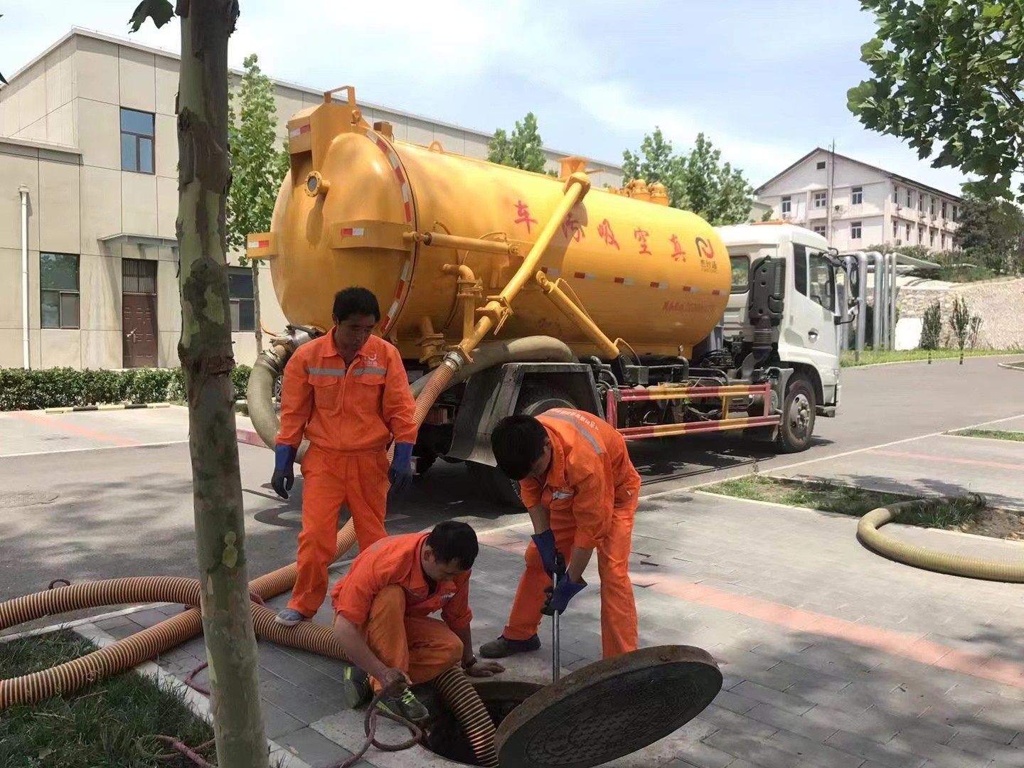 鸡泽管道疏通车停在窨井附近