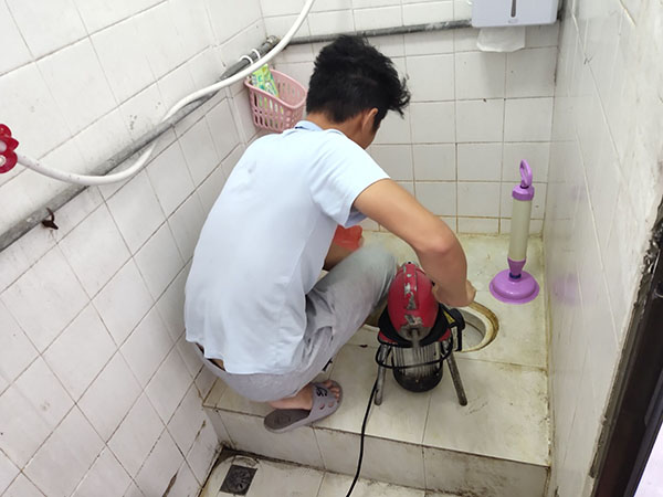 鸡泽肥皂掉到马桶里把马桶堵住了怎么办？马桶堵住了怎么办
