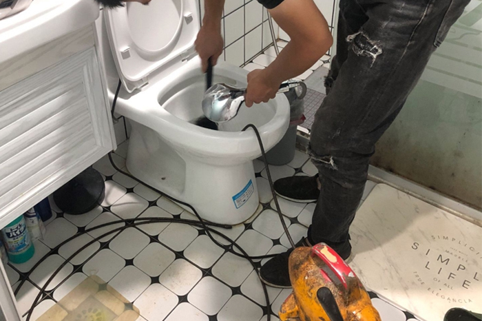 鸡泽马桶堵塞自己疏通还是找师傅？专业上门服务让你省时更省心