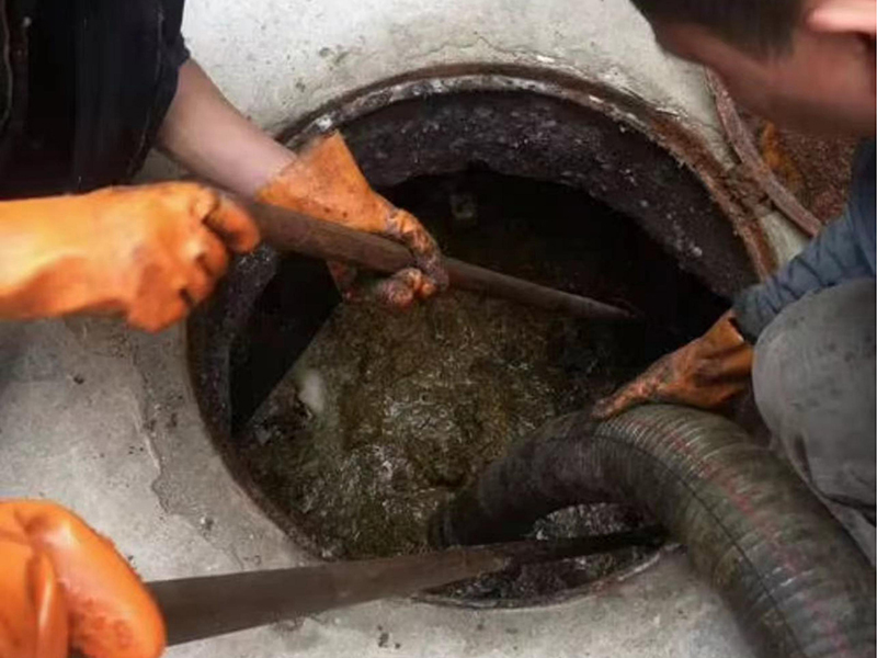 鸡泽清理化粪池时如何避免沼气的危害？